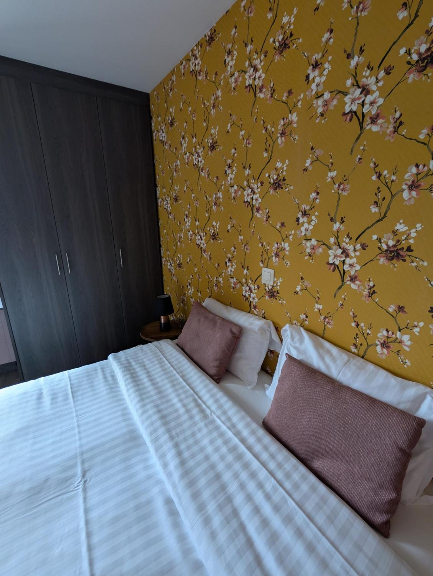 Отель A Fleur De Couette Auvelais Экстерьер фото